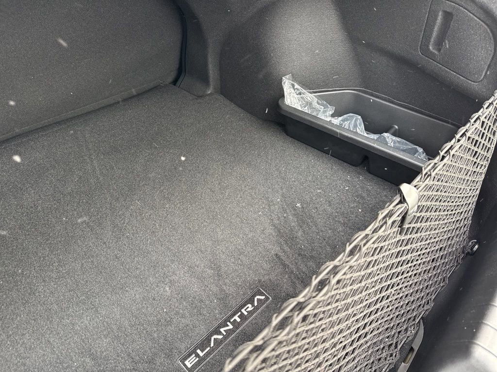 Used 2025 Hyundai Elantra SE w/ Cargo Package image 24