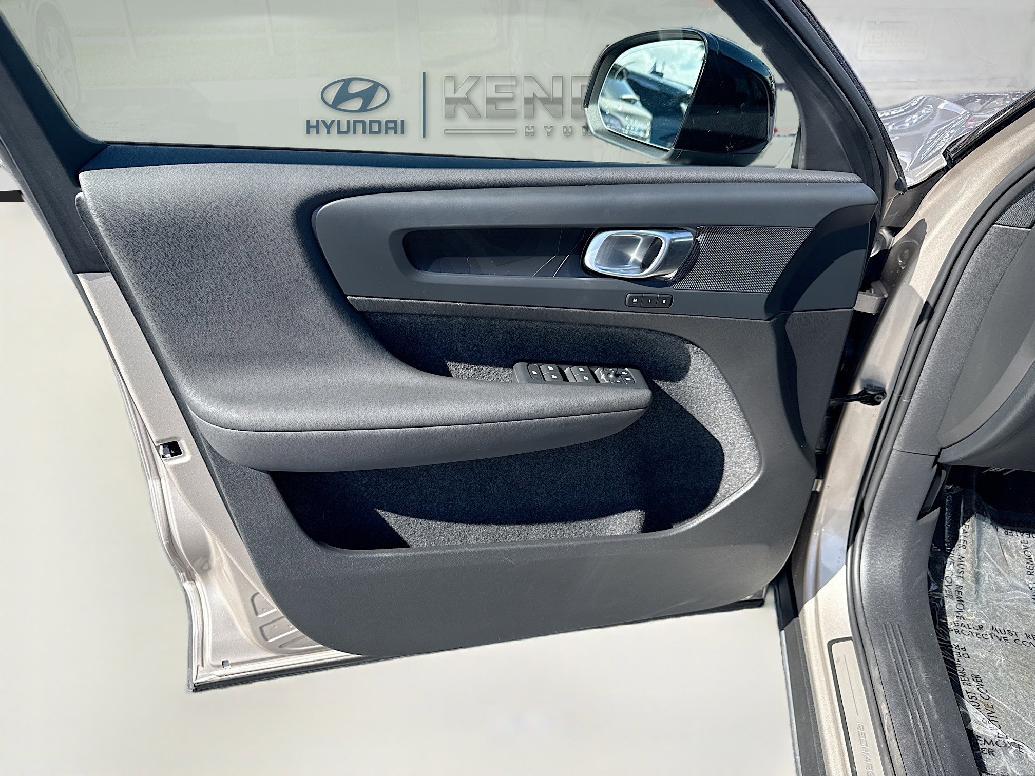 Used 2024 Volvo XC40 Recharge Plus w/ Protection Package Premier image 19