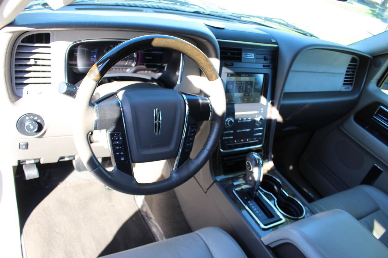 Used 2016 Lincoln Navigator L Select AWD/4WD image 17
