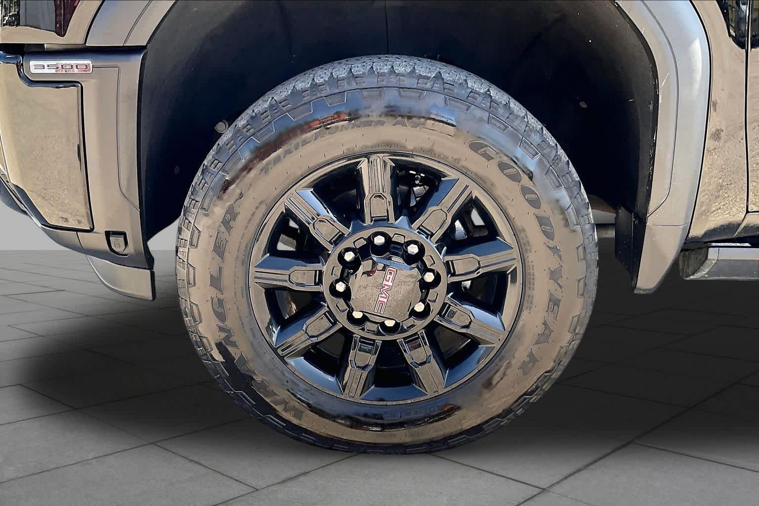 Used 2024 GMC Sierra 3500 AT4 w/ AT4 Premium Plus Package AWD/4WD image 11