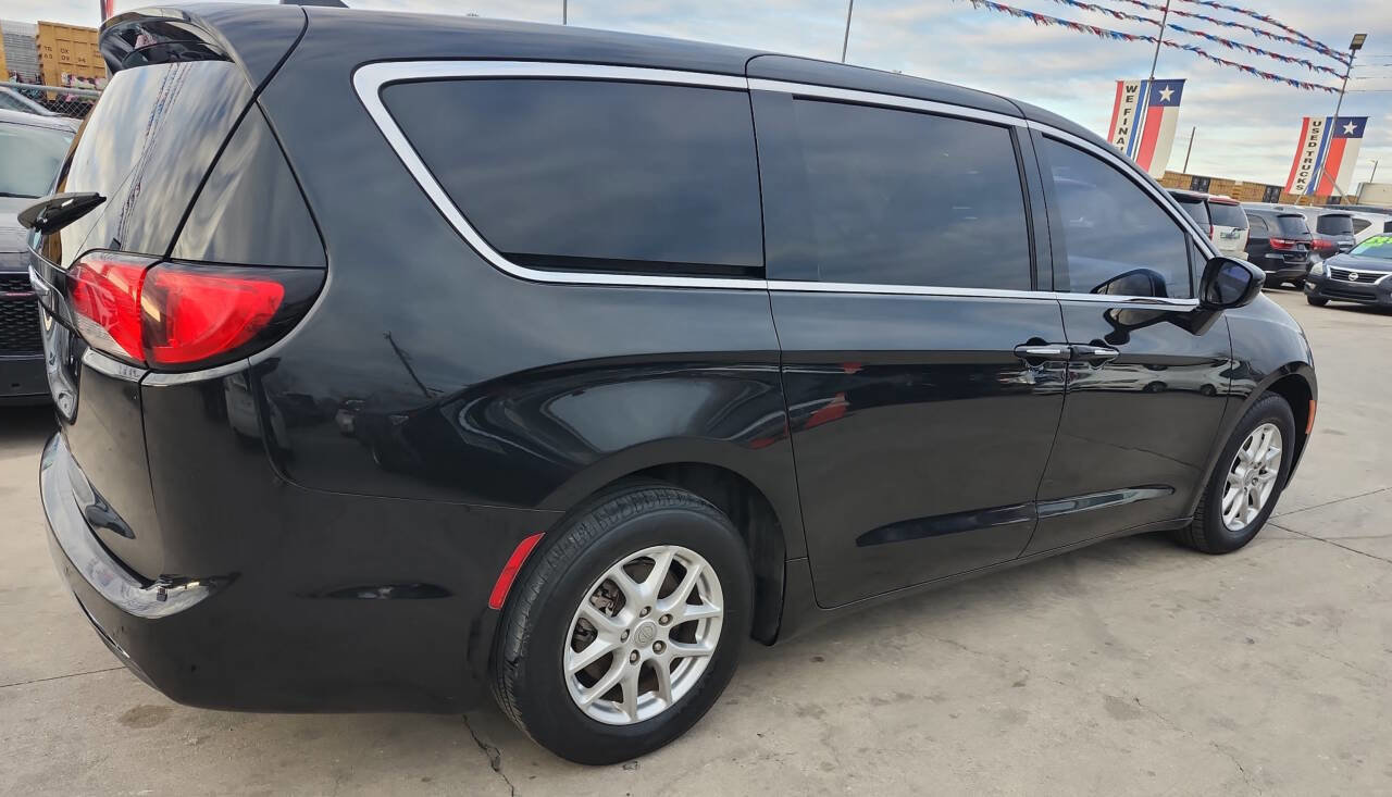 Used 2017 Chrysler Pacifica Touring FWD image 3