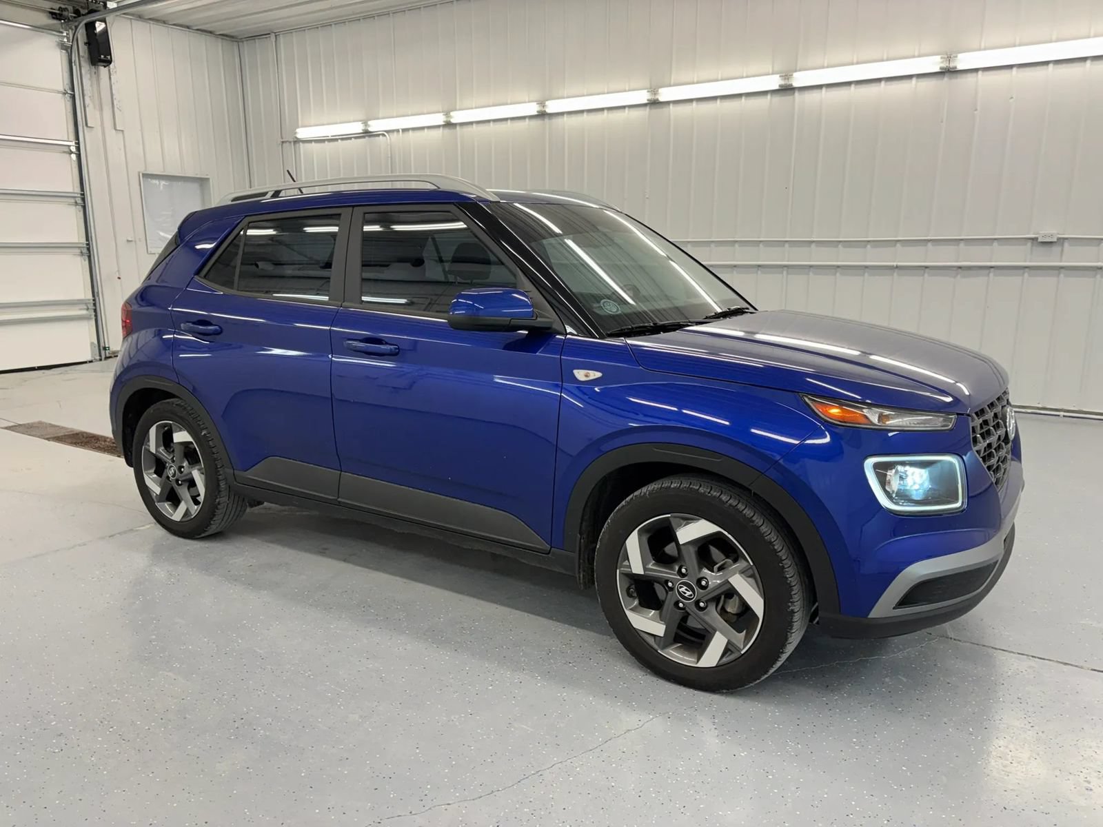 Used 2023 Hyundai Venue Limited FWD image 14