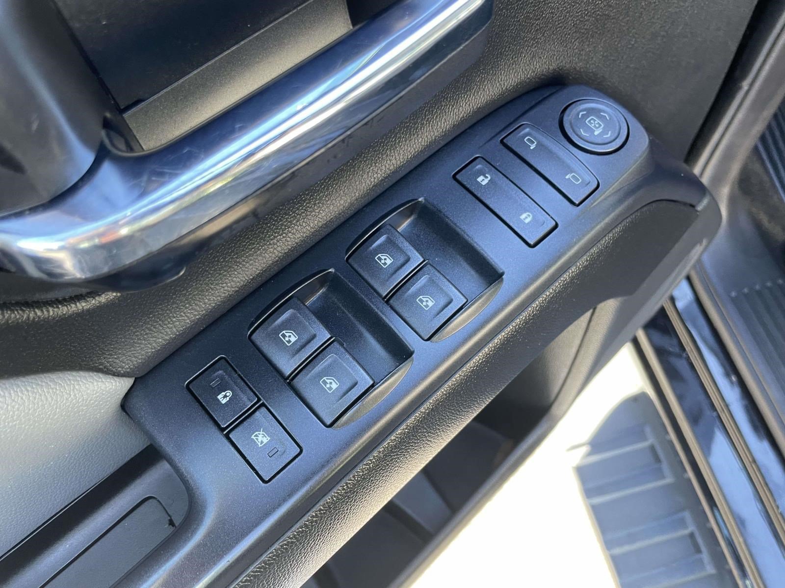 Used 2018 Chevrolet Silverado 1500 Custom w/ Custom Convenience Package RWD image 16