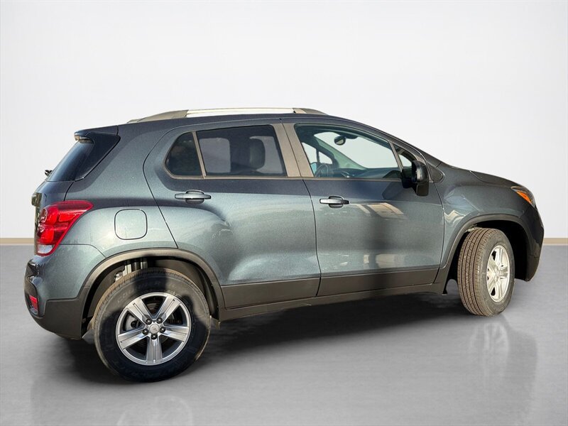 Used 2022 Chevrolet Trax LT w/ LT Convenience Package AWD/4WD image 2