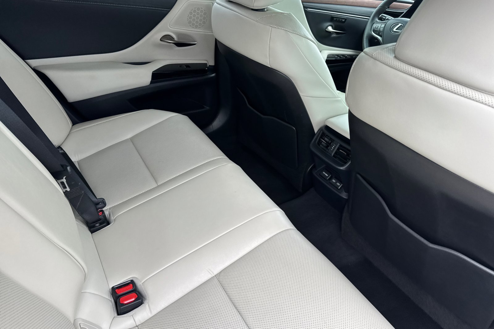 Used 2025 Lexus ES 300h w/ Premium Package FWD image 29