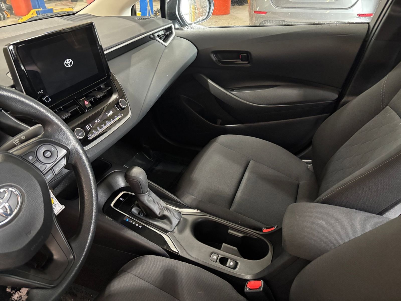 Used 2025 Toyota Corolla LE image 40