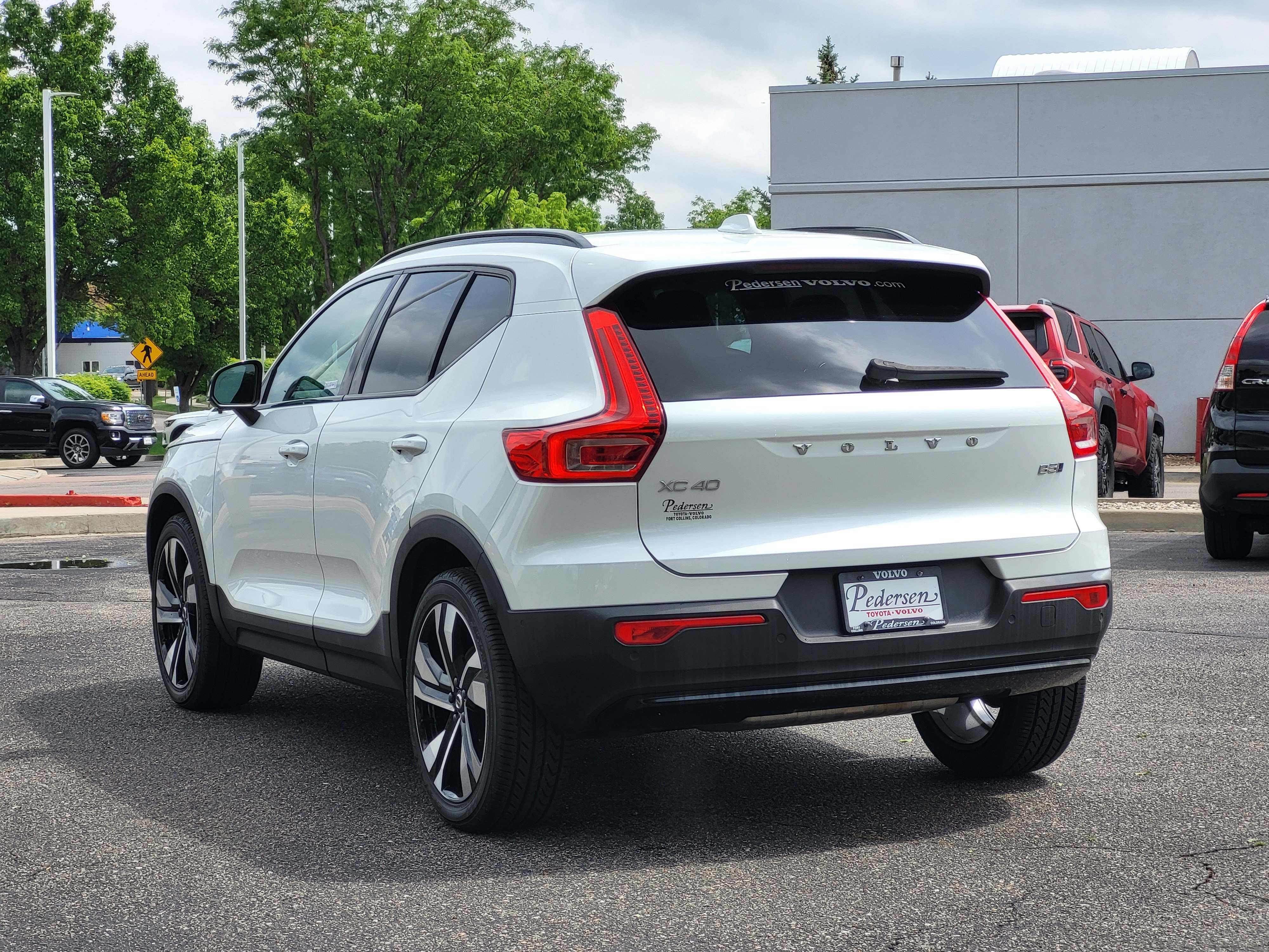 Certified 2023 Volvo XC40 B5 Plus w/ Driver Assist Package AWD/4WD image 3