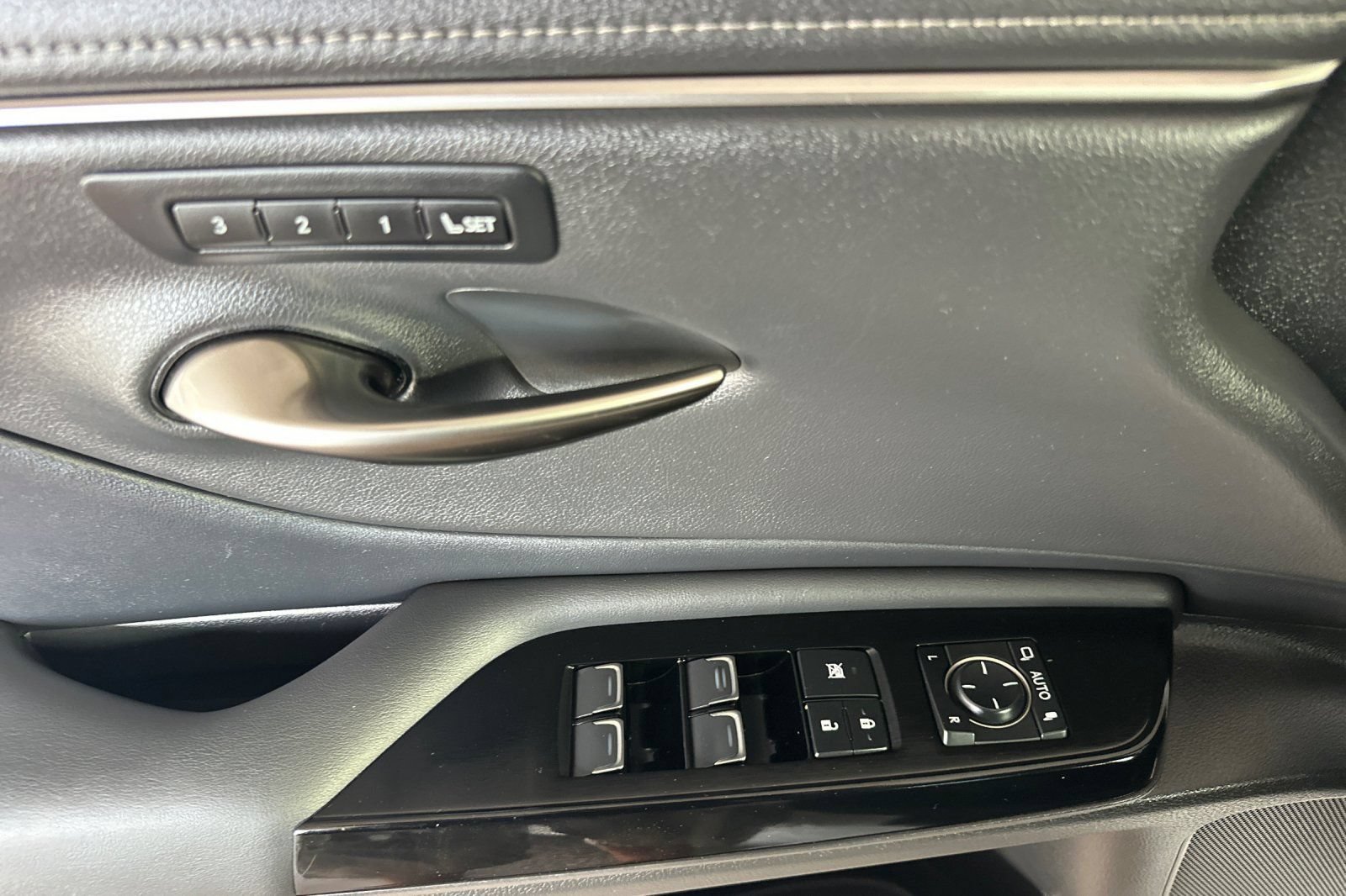 Used 2024 Lexus ES 350 w/ Premium Package FWD image 8