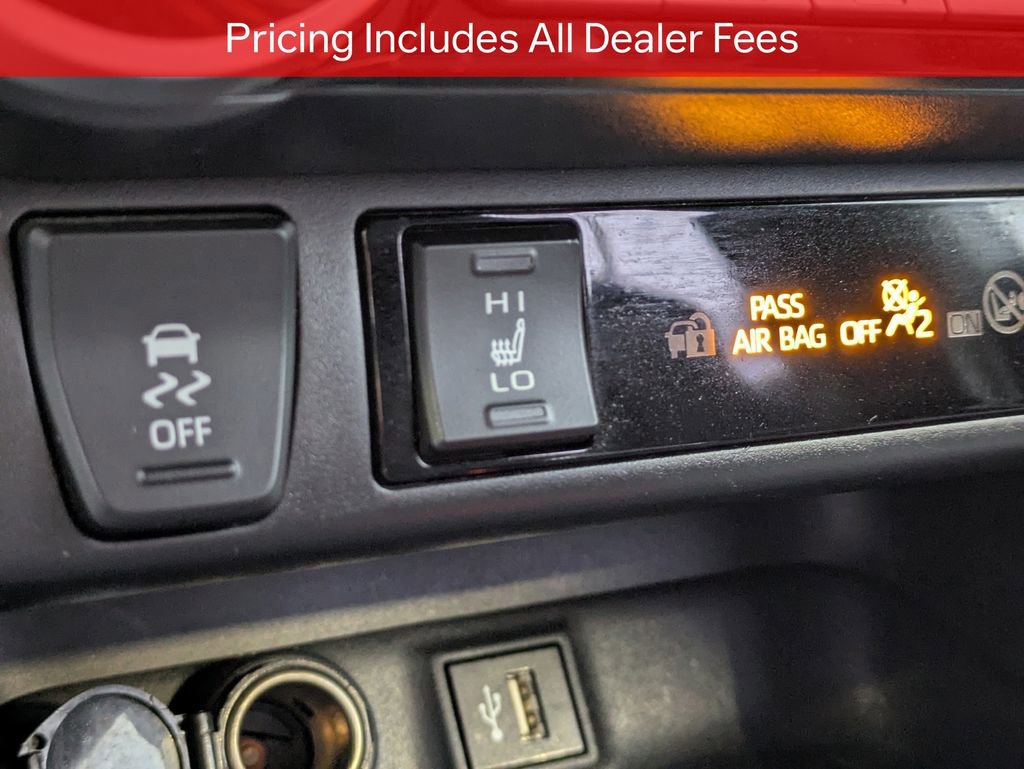 Used 2025 Toyota RAV4 XSE AWD/4WD image 25