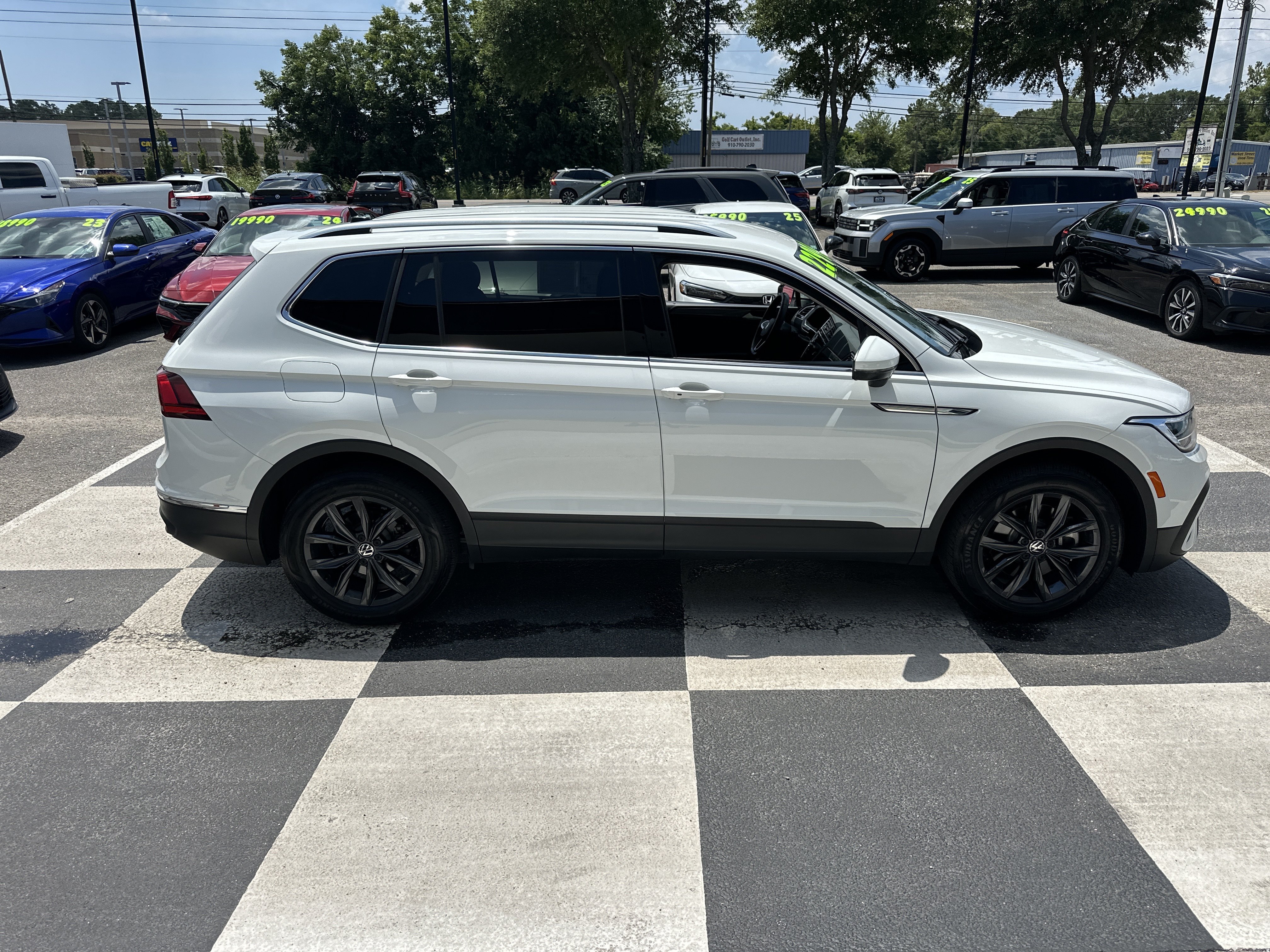 Used 2024 Volkswagen Tiguan SE FWD image 3