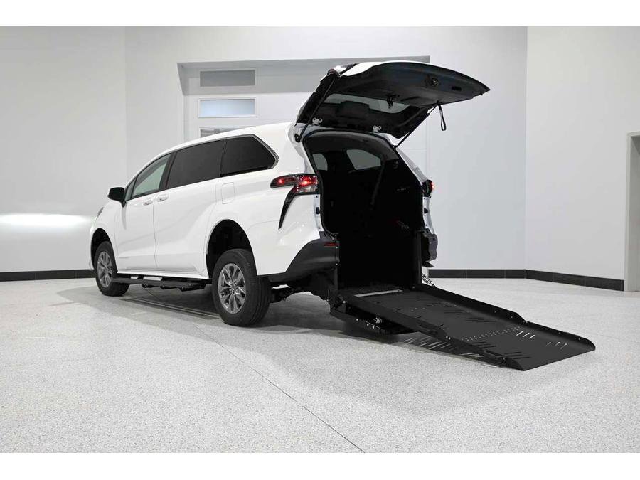 New 2025 Toyota Sienna LE image 2