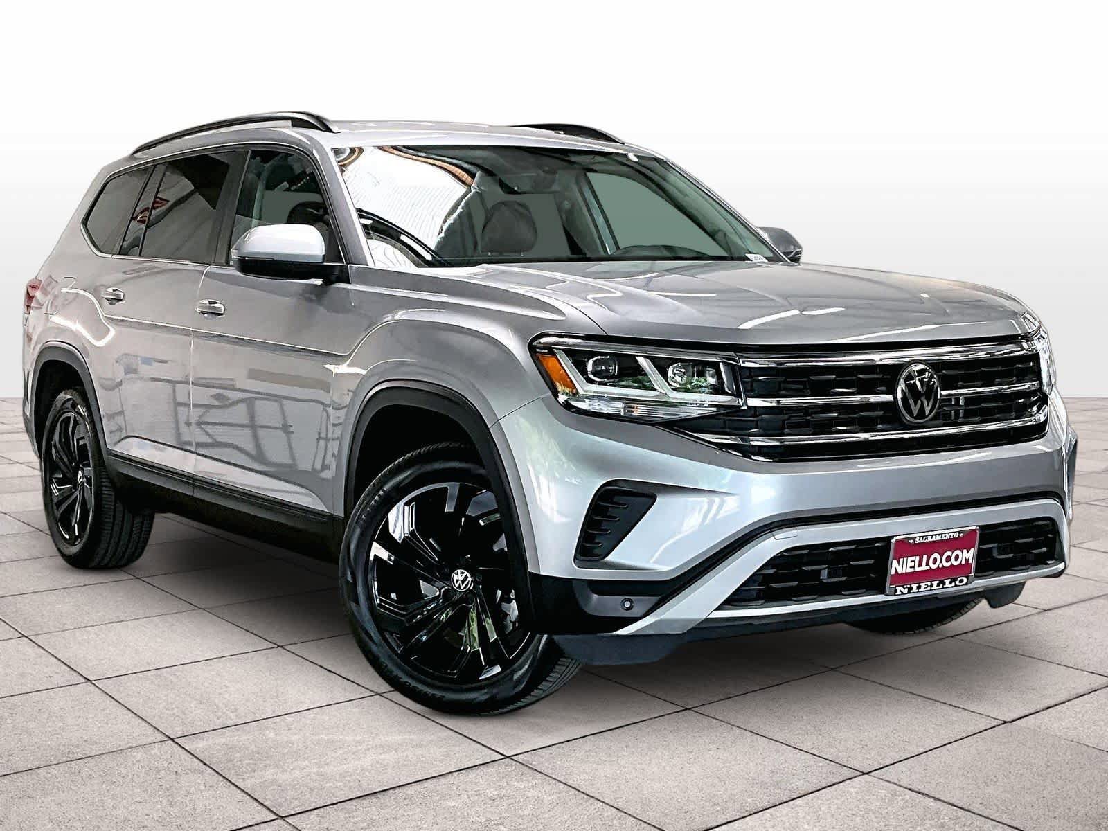 Used 2023 Volkswagen Atlas SE w/ Black Wheel Package FWD image 2