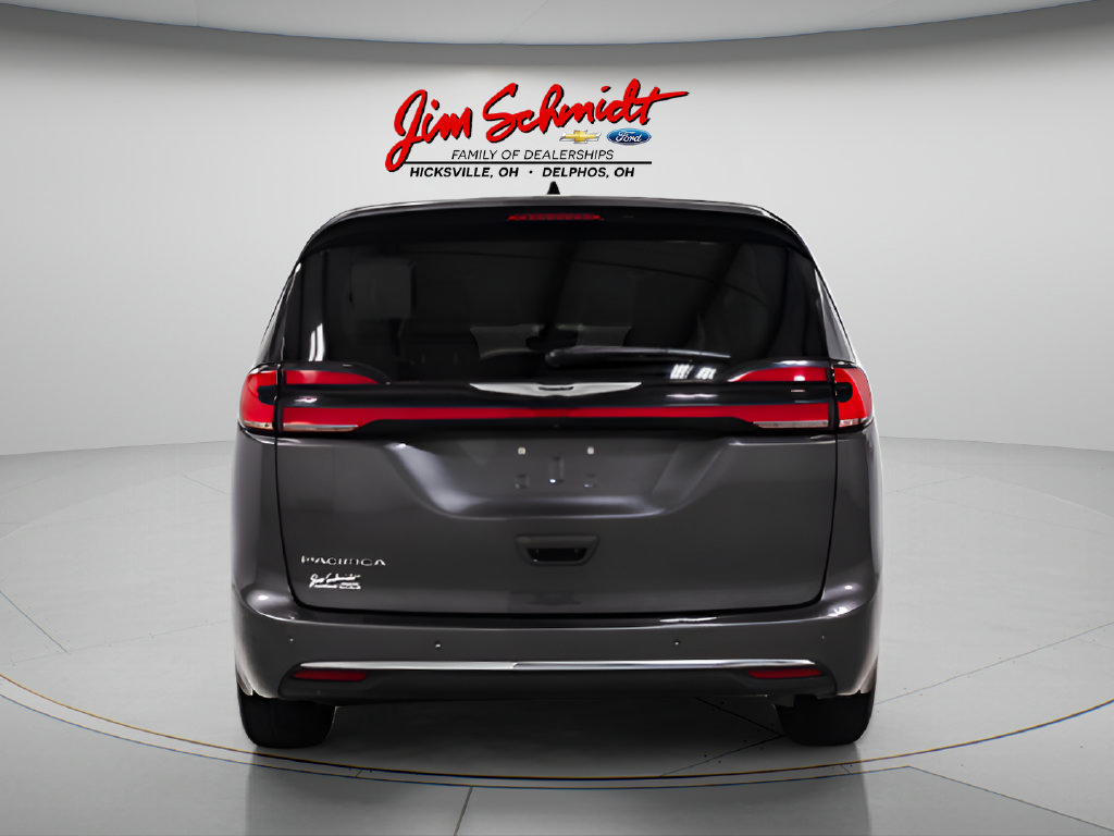 Used 2023 Chrysler Pacifica Touring-L FWD image 5