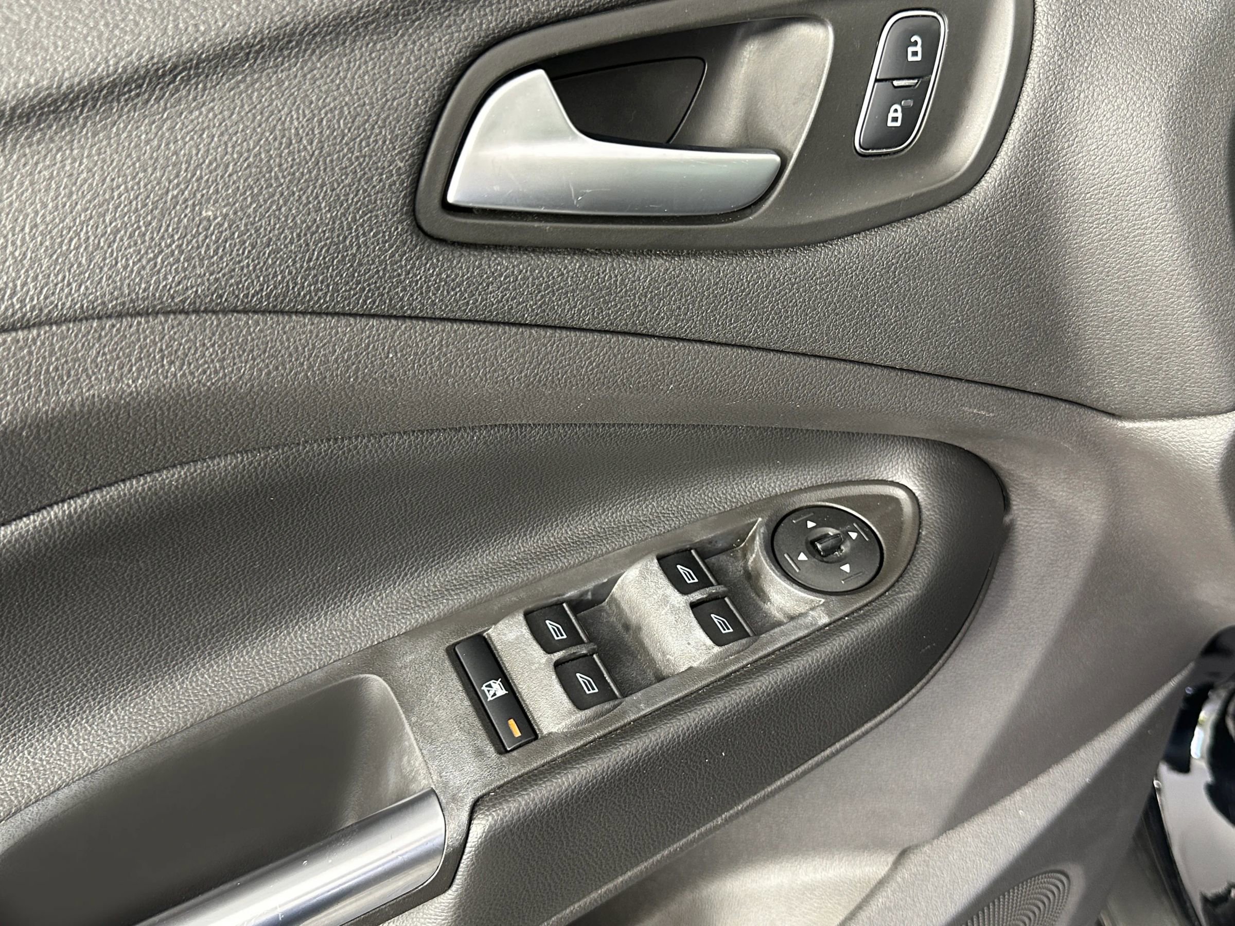 Used 2018 Ford Escape SE w/ Ford Safe & Smart Package AWD/4WD image 32