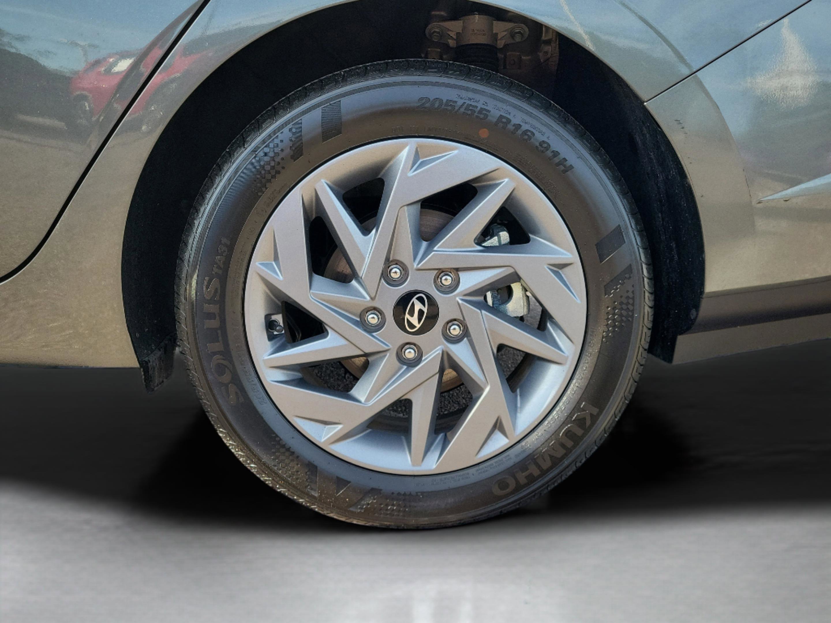 Used 2025 Hyundai Elantra Blue image 32