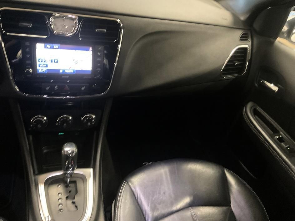 Used 2011 Chrysler 200 Limited FWD image 5