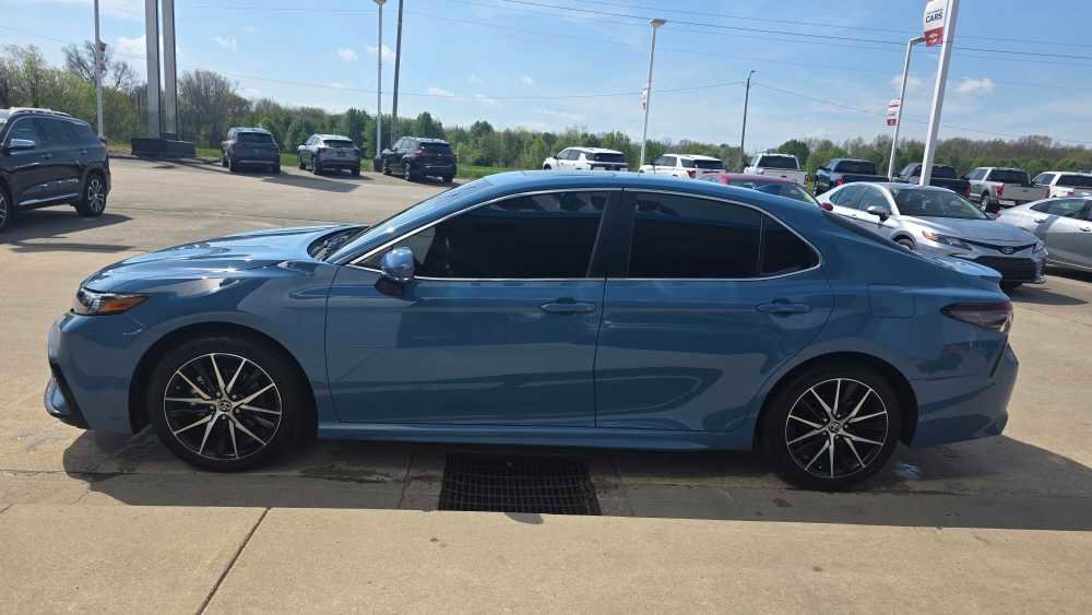 Used 2024 Toyota Camry SE w/ Convenience Package image 2