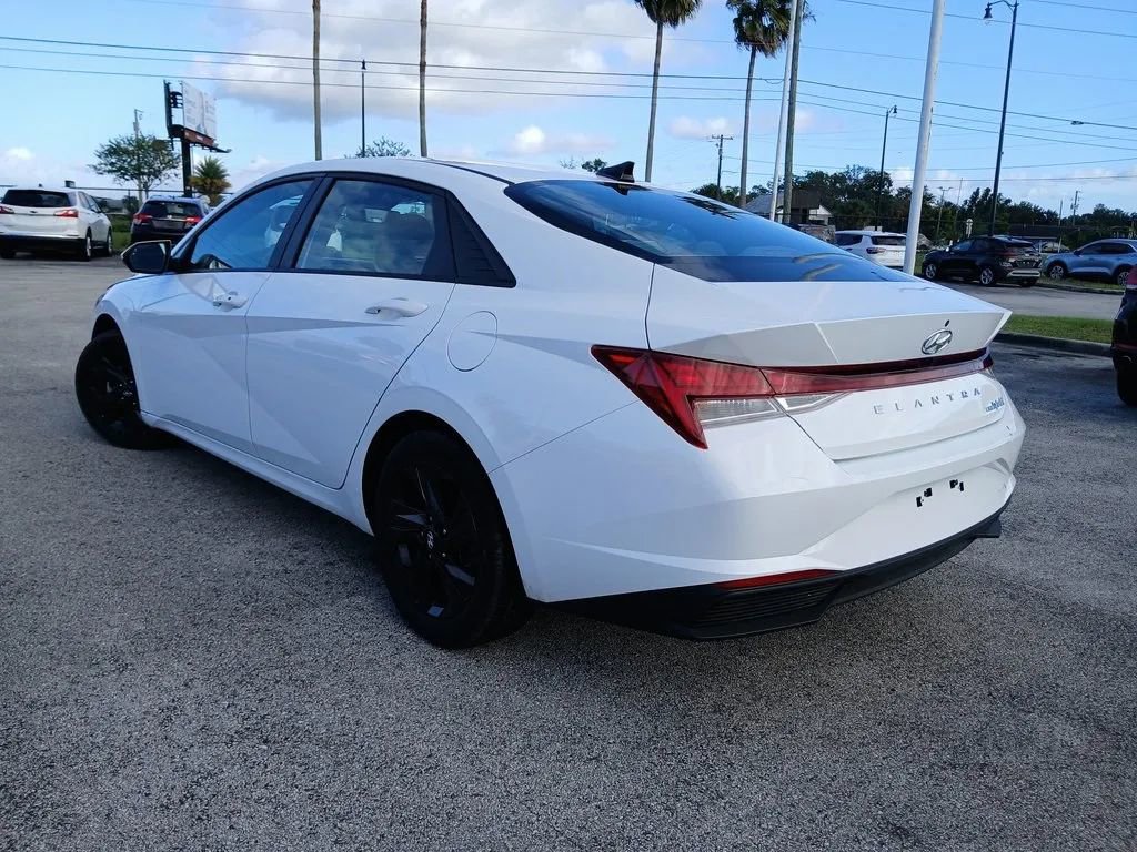 Used 2021 Hyundai Elantra Blue image 3