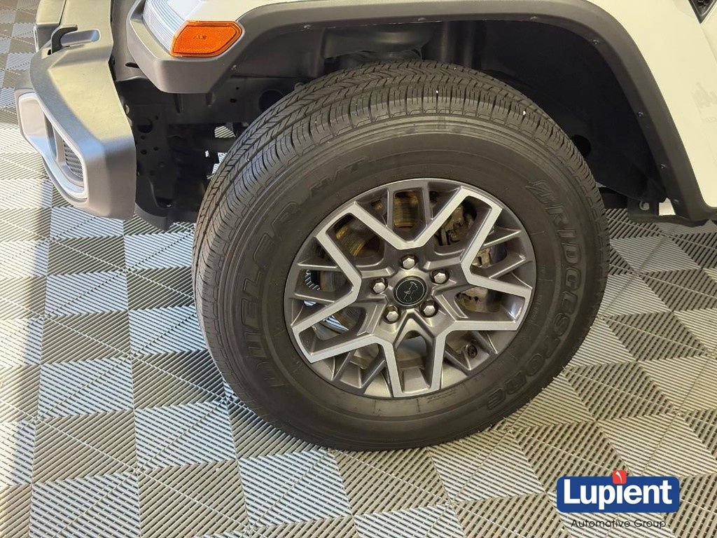 Used 2025 Jeep Wrangler Unlimited Sahara AWD/4WD image 15