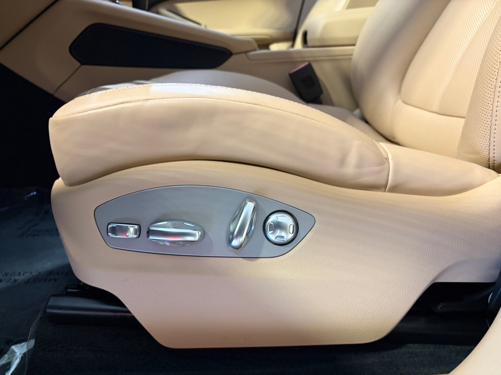 Certified 2026 Porsche Macan AWD/4WD image 23