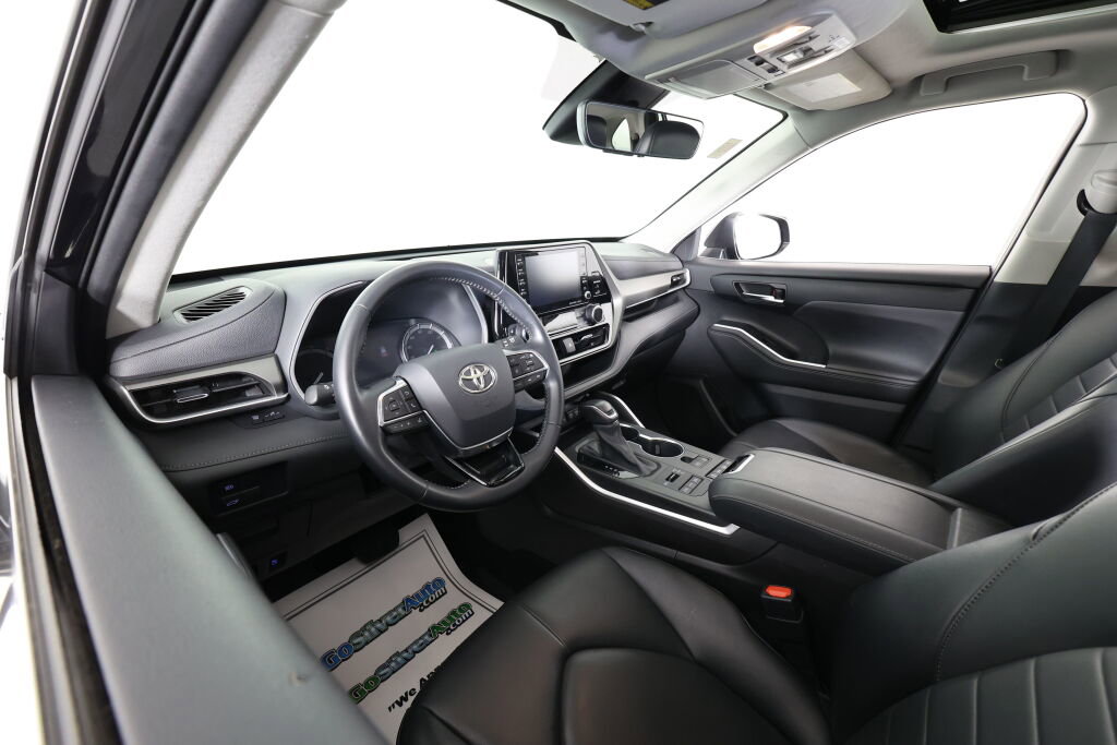 Used 2021 Toyota Highlander XLE AWD/4WD image 10