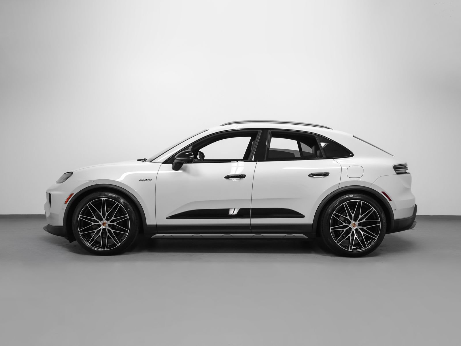 New 2026 Porsche Macan 4 Electric AWD/4WD image 2