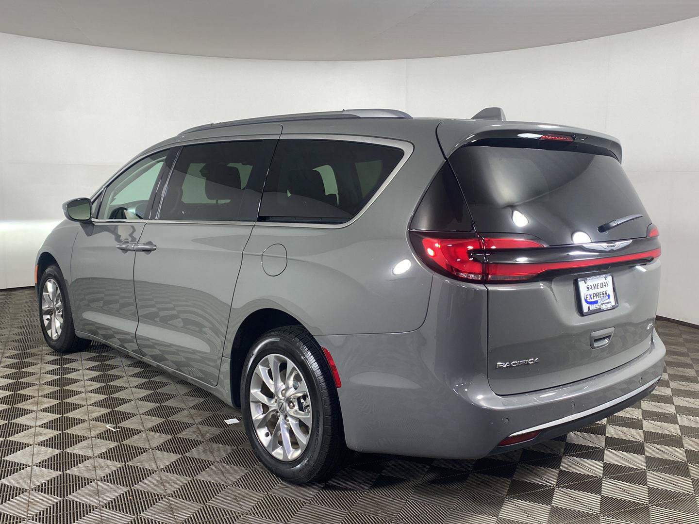Used 2021 Chrysler Pacifica Touring-L w/ Uconnect Theater Family Group AWD/4WD image 4