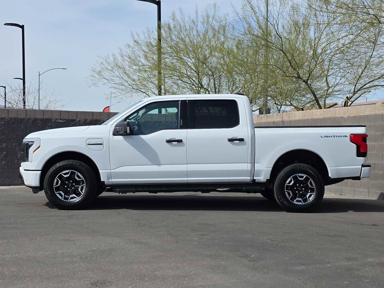 Used 2022 Ford F150 Lightning XLT image 6