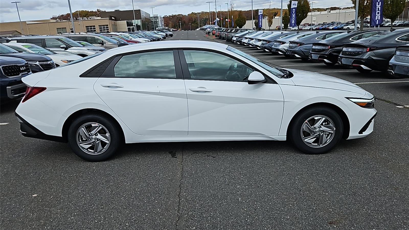 New 2025 Hyundai Elantra SE image 8