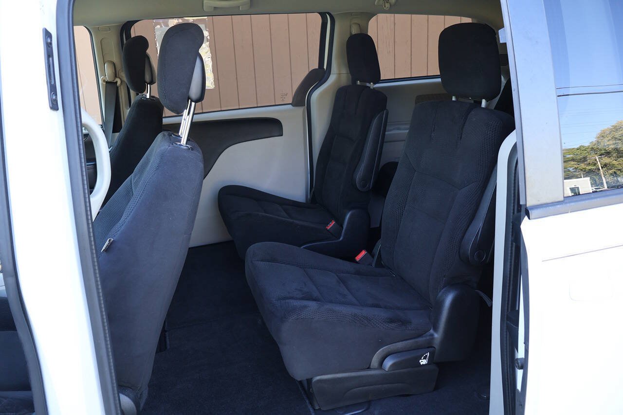Used 2014 Dodge Grand Caravan SXT FWD image 12