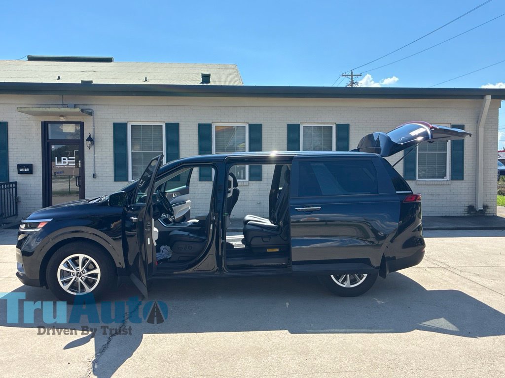 Used 2023 Kia Carnival LX FWD image 14