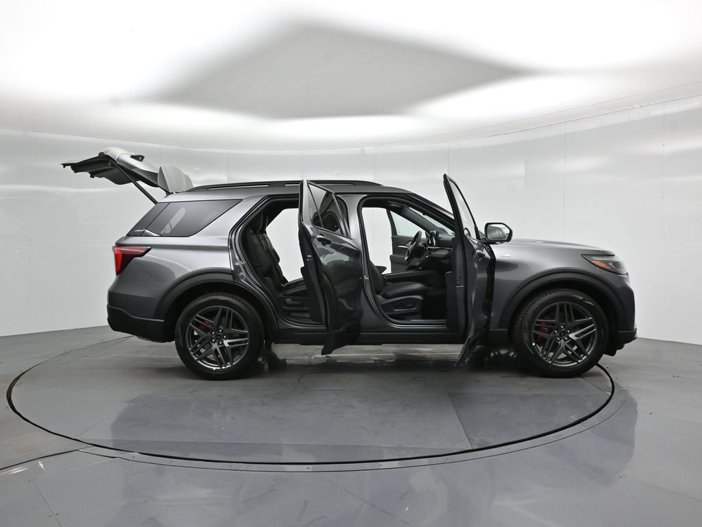 New 2026 Ford Explorer ST-Line w/ ST-Line Street Pack RWD image 4