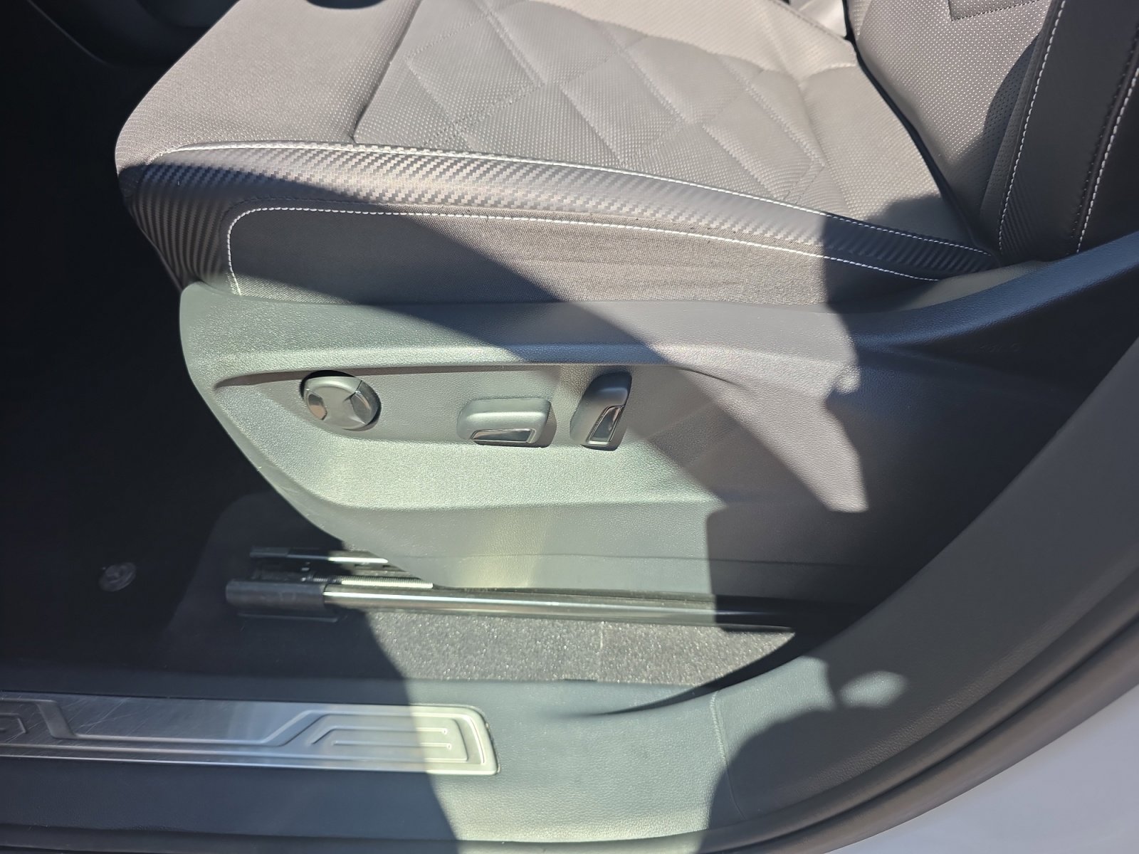 Used 2024 Volkswagen Atlas Cross Sport SE image 14