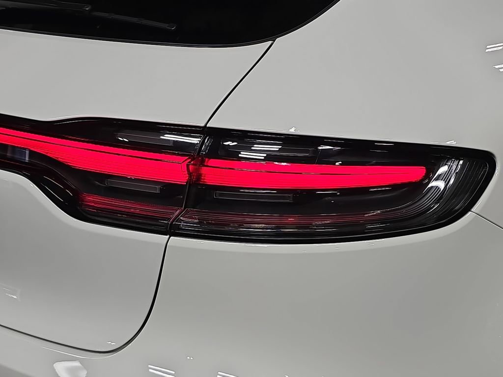 Certified 2025 Porsche Macan AWD/4WD image 30