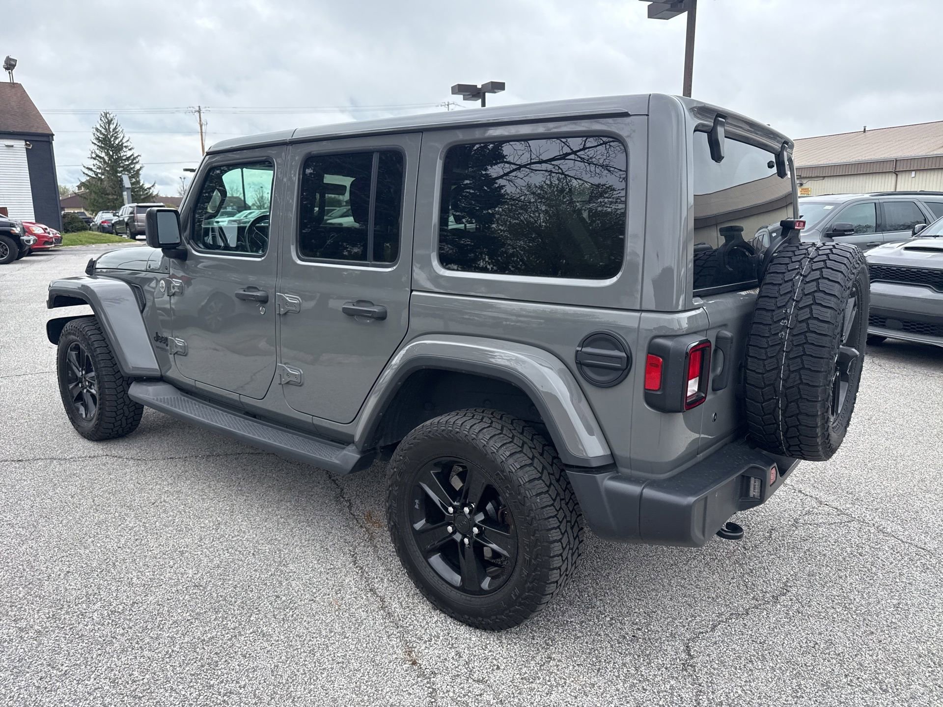 Used 2019 Jeep Wrangler Unlimited Sahara AWD/4WD image 9