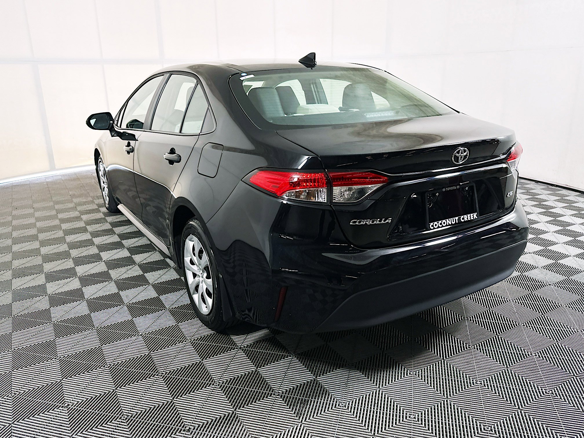 Used 2025 Toyota Corolla LE FWD image 5