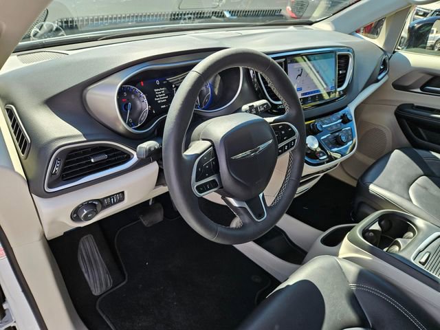 Used 2024 Chrysler Pacifica Touring-L FWD image 23
