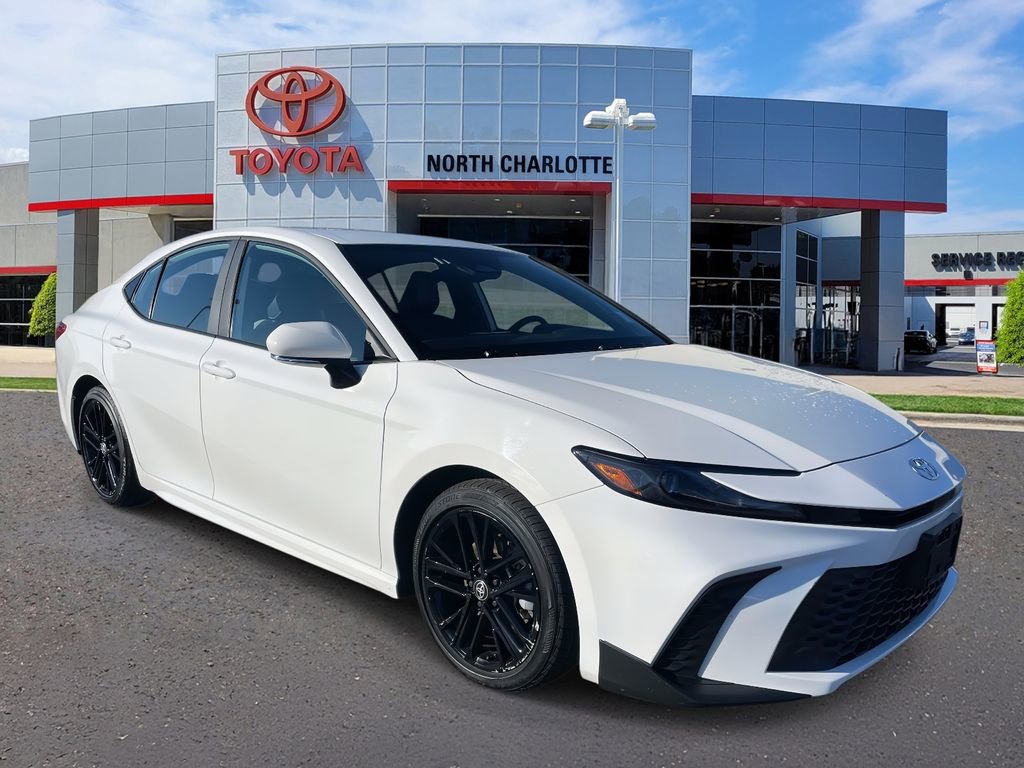 Used 2025 Toyota Camry SE image 1