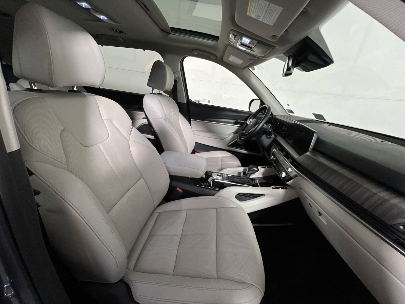 Used 2023 Kia Telluride EX w/ EX Captain's Chair Package FWD image 28