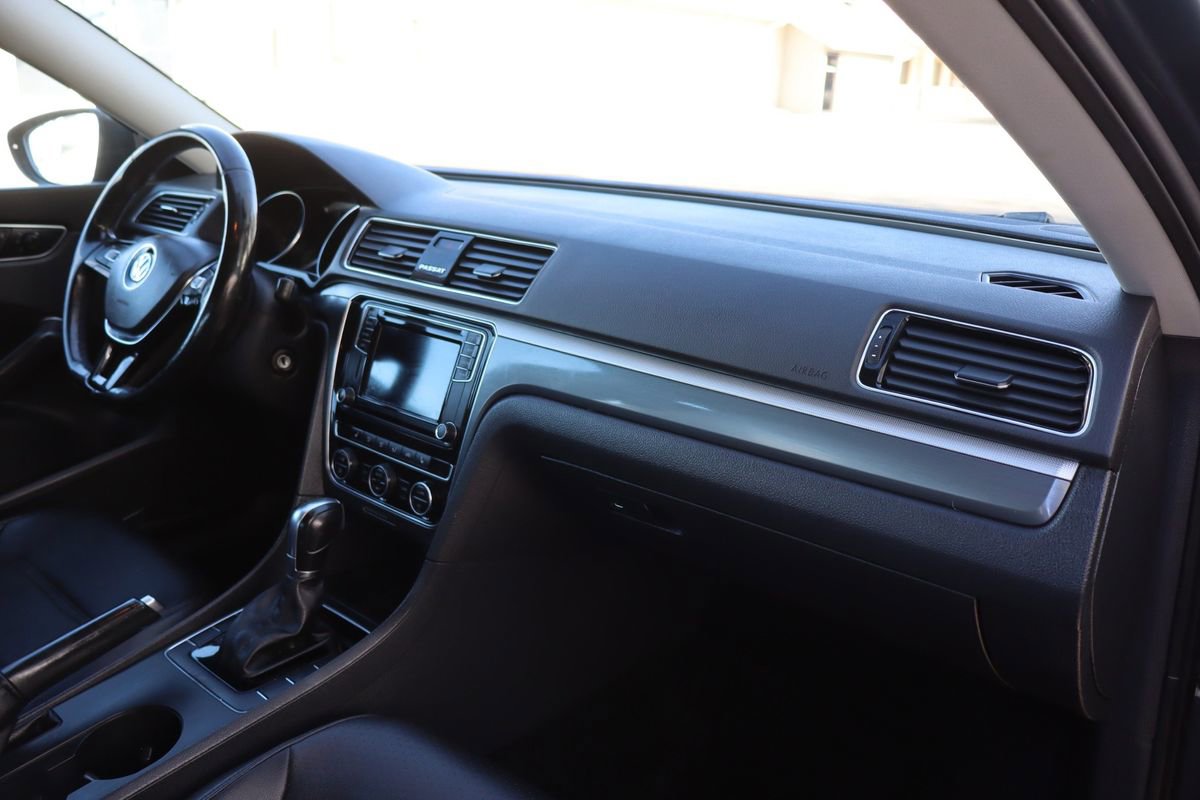 Used 2018 Volkswagen Passat 2.0T R-Line image 17