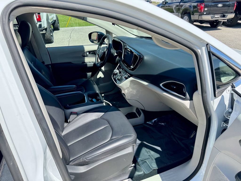 Used 2024 Chrysler Pacifica Touring-L FWD image 21