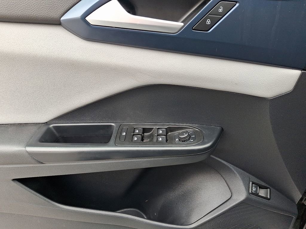 Used 2023 Volkswagen Taos SE image 15