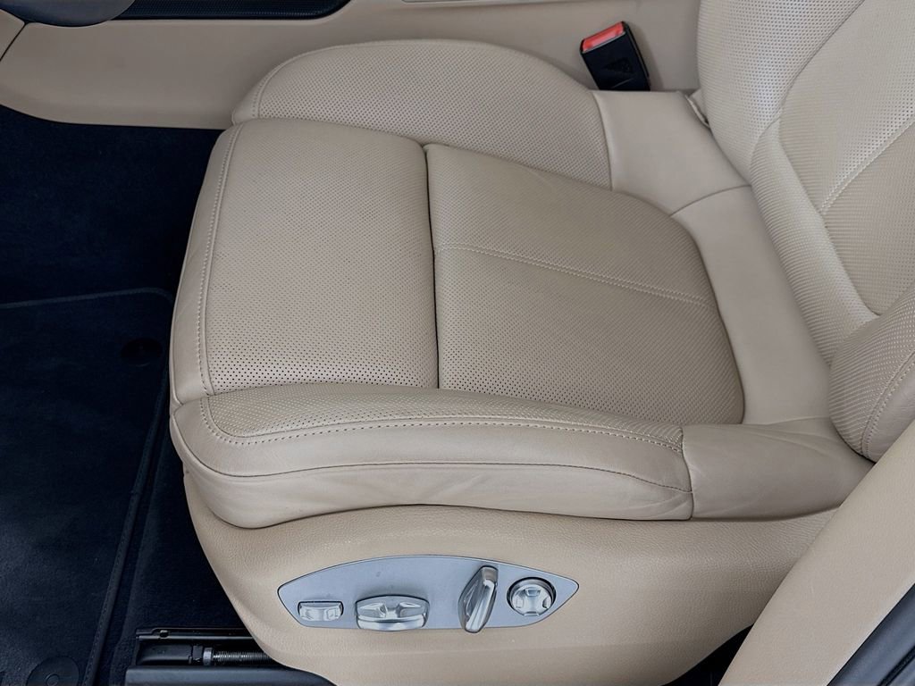 Certified 2025 Porsche Macan AWD/4WD image 13