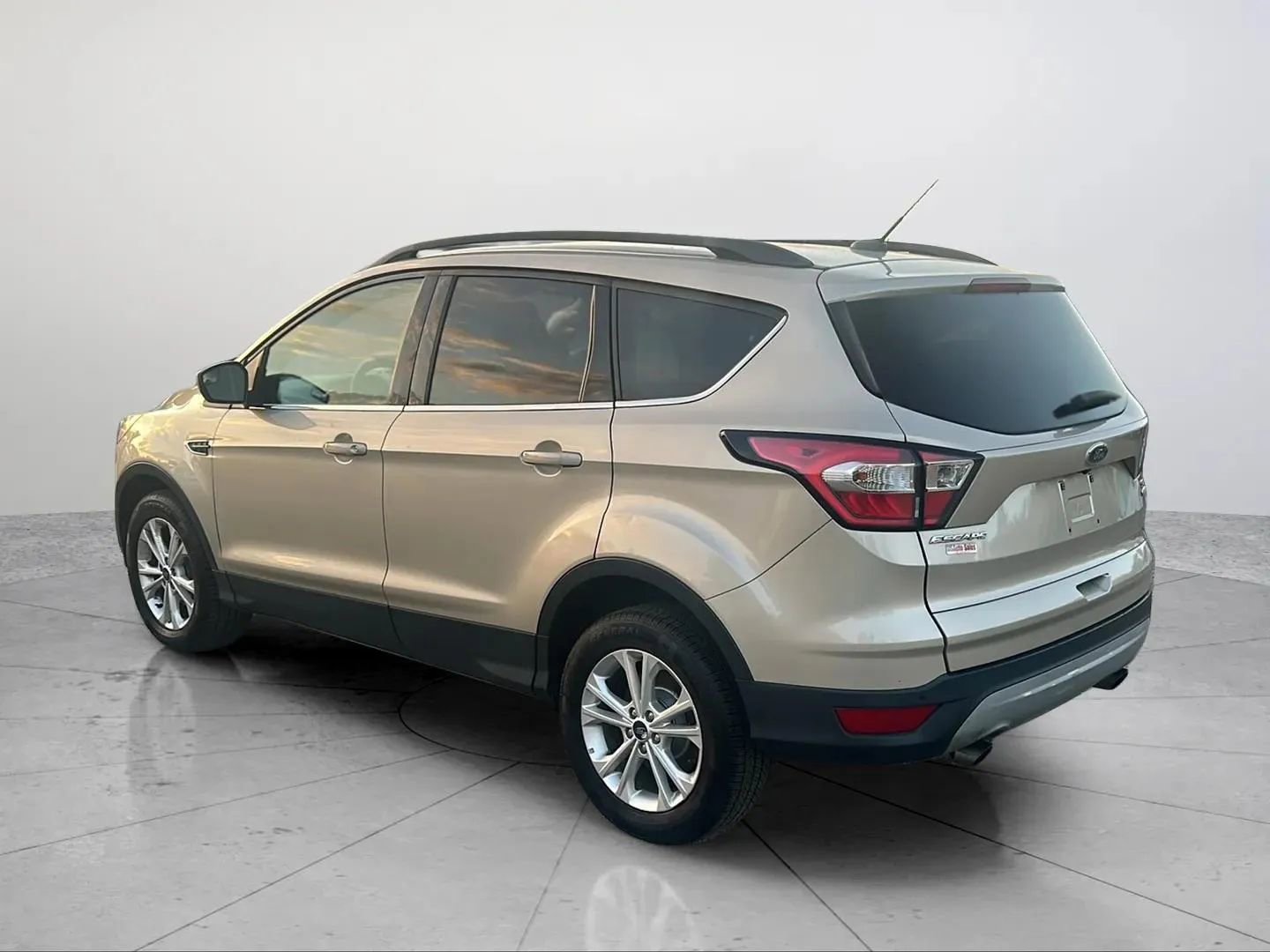 Used 2018 Ford Escape SE FWD image 3