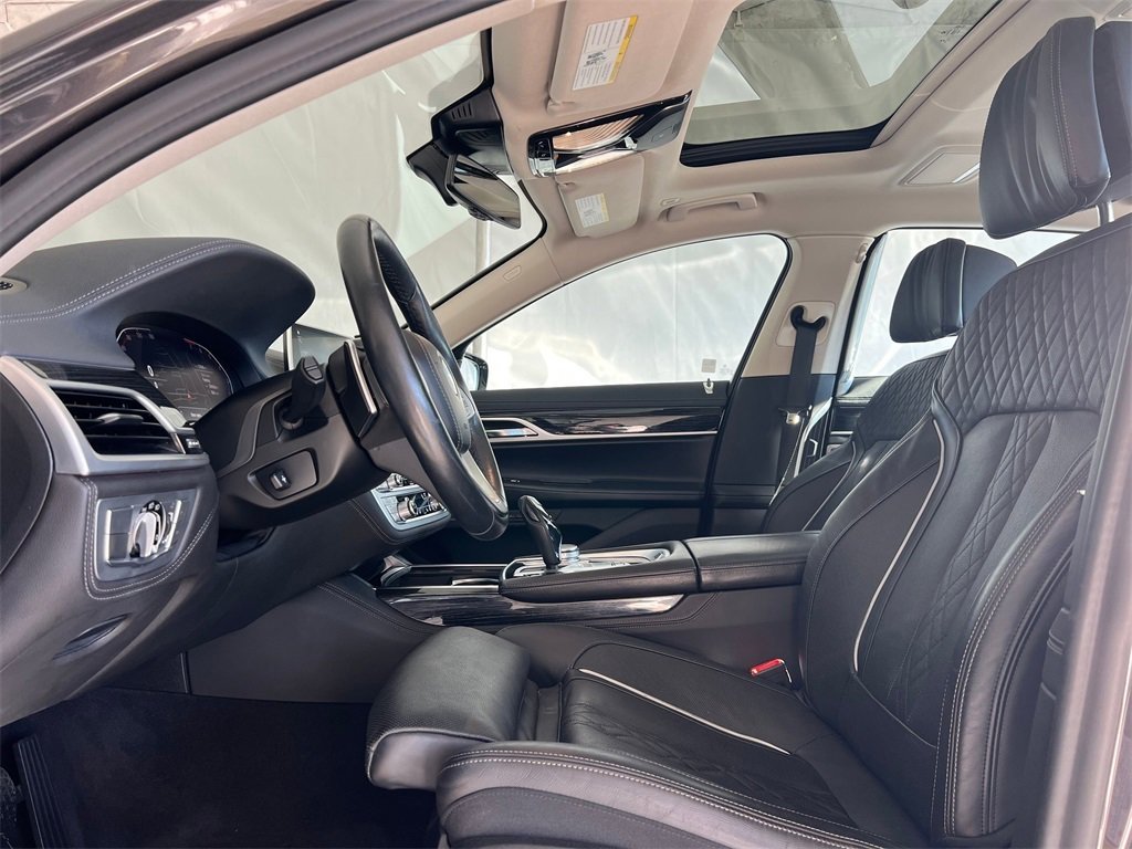 Used 2022 BMW 740i image 11