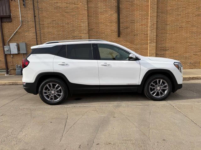 Used 2024 GMC Terrain SLT image 3