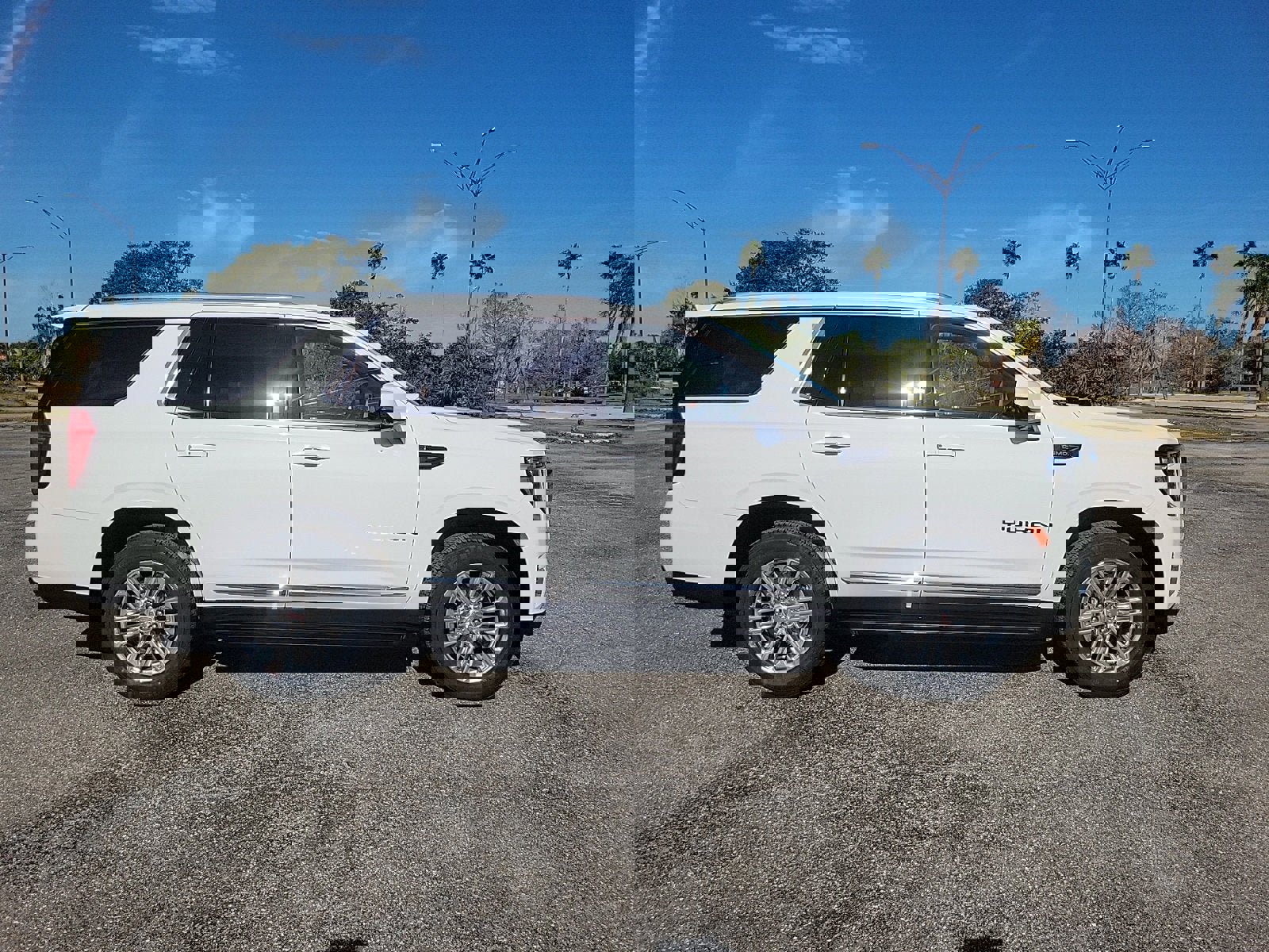 Used 2023 GMC Yukon SLT w/ SLT Premium Package image 5