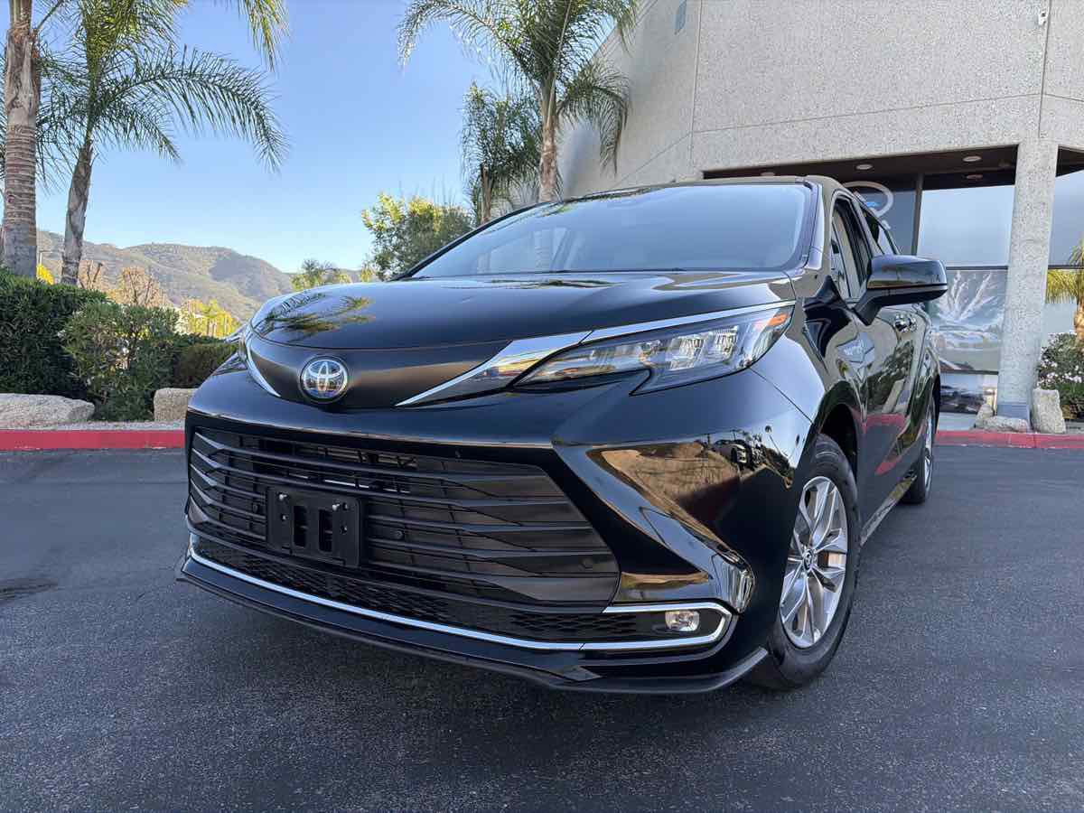 Used 2024 Toyota Sienna XLE FWD image 2