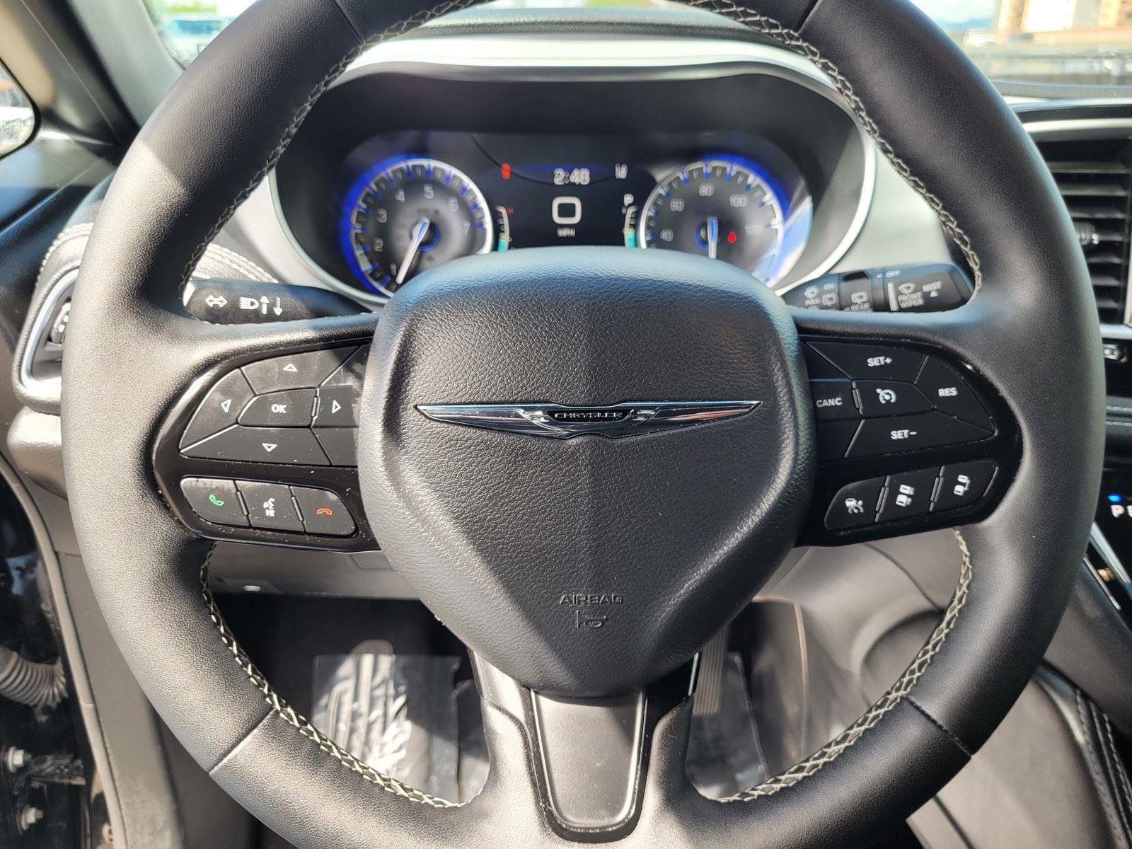 Used 2025 Chrysler Pacifica Limited image 34