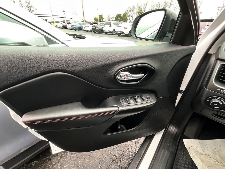 Used 2022 Jeep Cherokee Trailhawk w/ Comfort/Convenience Group image 10